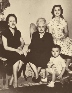 Doña Lucilia, su hija doña Rosée (derecha), su nieta doña Maria Alice (izquierda) y su bisnieto Francisco Eduardo